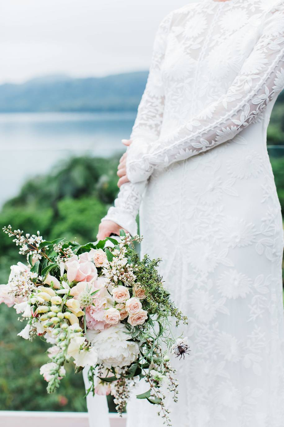 rosies-wildflowers-black-barn-lake-tarawera-wedding-florist-210